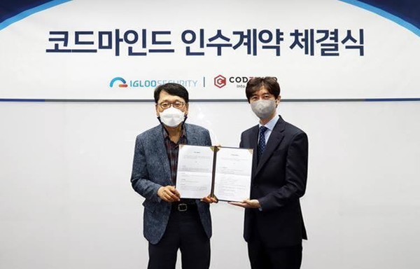 이득춘 이글루시큐리티 대표(사진 왼쪽)와 신승철 코드마인드 대표가 서울시 송파구 문정동 이글루시큐리티 본사에서 인수 계약 체결을 맺고 기념촬영을 하고 있다/사진=이글루시큐리티 제공