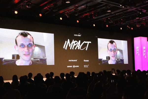 비탈릭 부테린 이더리움 창시자가 5일 서울 신라호텔에서 열린 코리아블록체인위크(KBW) 2023 메인 콘퍼런스인 '임팩트'에서 영상을 통해 강연하고 있다./ 사진=이성우 기자