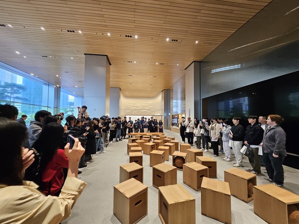 13일 애플스토어 명동에서 '아이폰 15' 제품을 처음 수령한 15명의 소비자가 기념촬영을 하고 있다. /사진=테크M