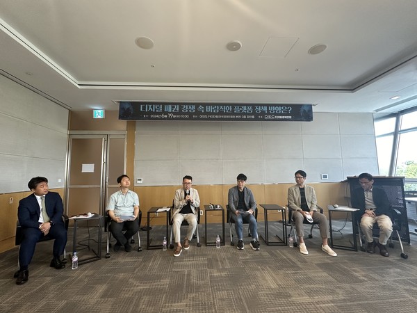 (왼쪽부터)김지훈 법무법인 세종 수석전문위원, 사영준 서강대학교 미디어&엔터테인먼트학과 교수, 최성진 코리아스타트업포럼 대표, 황용석 건국대학교 미디어커뮤니케이션학과 교수, 이대호 성균관대학교 글로벌융합학부 교수, 유정희 벤처기업협회 본부장이 토론하고 있다. / 사진=이성우 기자