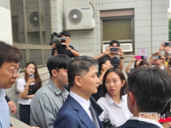 김범수 카카오 창업주가 영장실질심사를 마치고 법원을 빠져 나오고 있다 / 사진=테크M