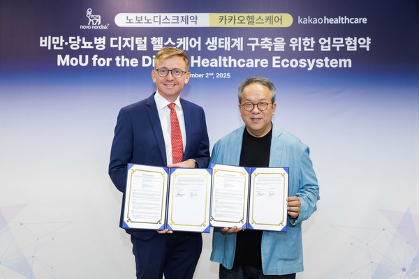 황희 카카오헬스케어 대표(오른쪽)와 캐스퍼 로세유 포울센 한국 노보노디크제약 대표가 기념촬영을 하고 있다 / 사진=카카오헬스케어 제공