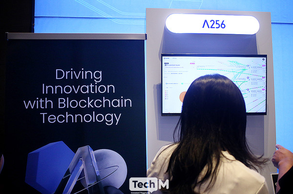 9일 서울 그랜드 인터컨티넨탈 파르나스에서 열린 'UDC 2025' 현장에 마련된 '람다256' 부스에 관람객이 몰려있다. / 사진=이소라 기자