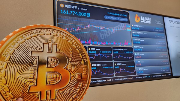15일 오전 서울 서초구 빗썸라운지 전광판에 비트코인 거래 가격이 표시되고 있다. / 사진=서미희 기자