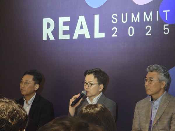 9일 삼성동 코엑스에서 열린 '리얼 서밋 2025' 현장에서 이준희 삼성SDS 대표(가운데)가 기자들의 질문에 답하고 있다. /사진=남도영 기자