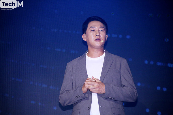 오경석 두나무 대표가 9일 서울 그랜드 인터컨티넨탈 파르나스에서 열린 'UDC 2025'의 오프닝 스테이지 무대에 올라 두나무의 비전과 전략을 발표하고 있다. / 사진=이소라 기자