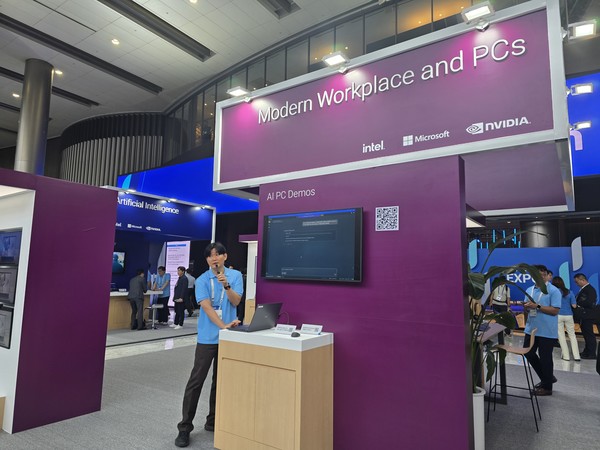 17일 삼성동 코엑스에서 열린 '델 테크놀로지스 포럼 2025' 행사장에서 델 관계자가 '델 프로 13 프리미엄' 노트북으로 AI 모델 구동 시연을 하고 있다. /사진=남도영 기자