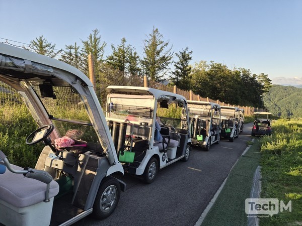 태기산cc를 둘러보는 카트 투어를 떠나는 행렬. / 사진=조성준 기자