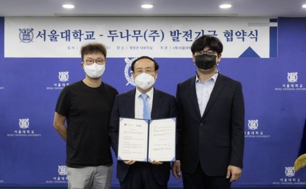 송치형 두나무 회장(오른쪽)과 김형년 두나무 부회장(왼쪽)/사진=서울대학교